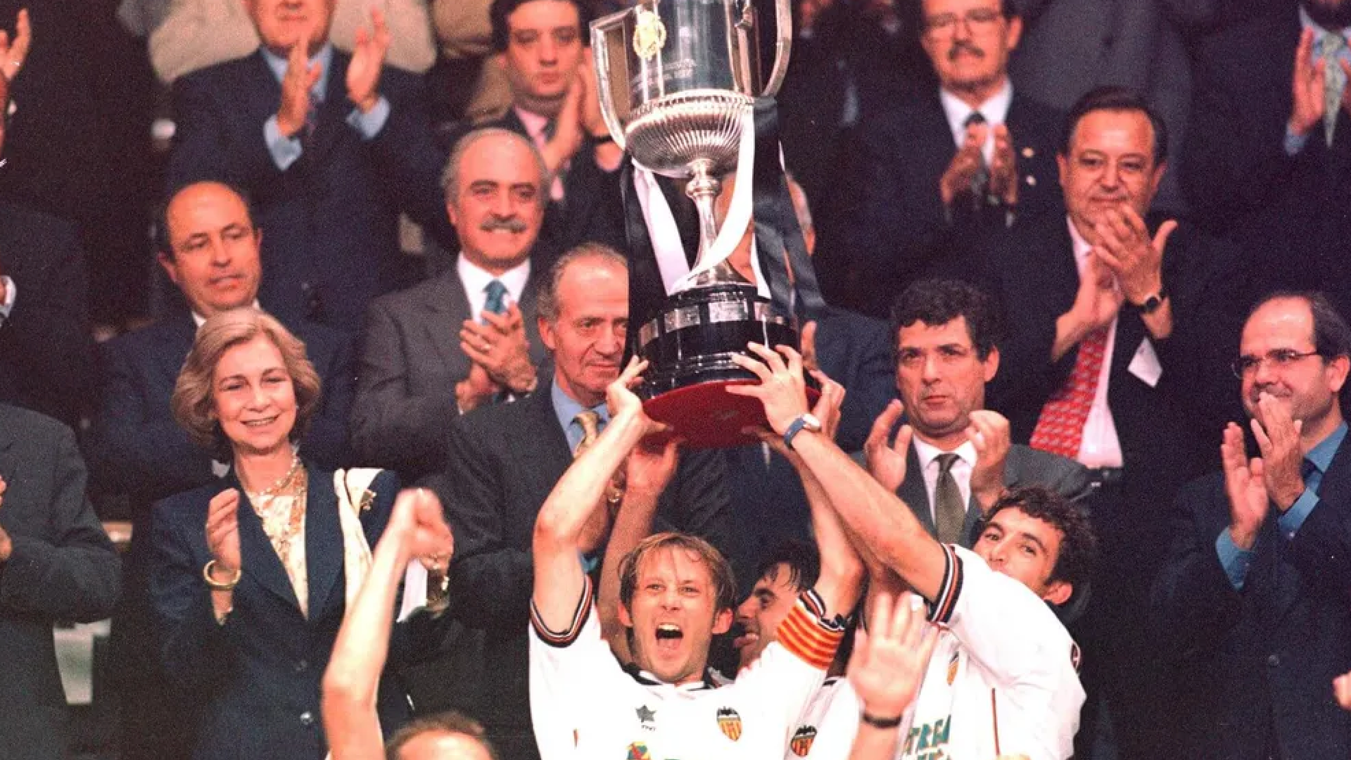 Mendieta levanta la Copa del 99