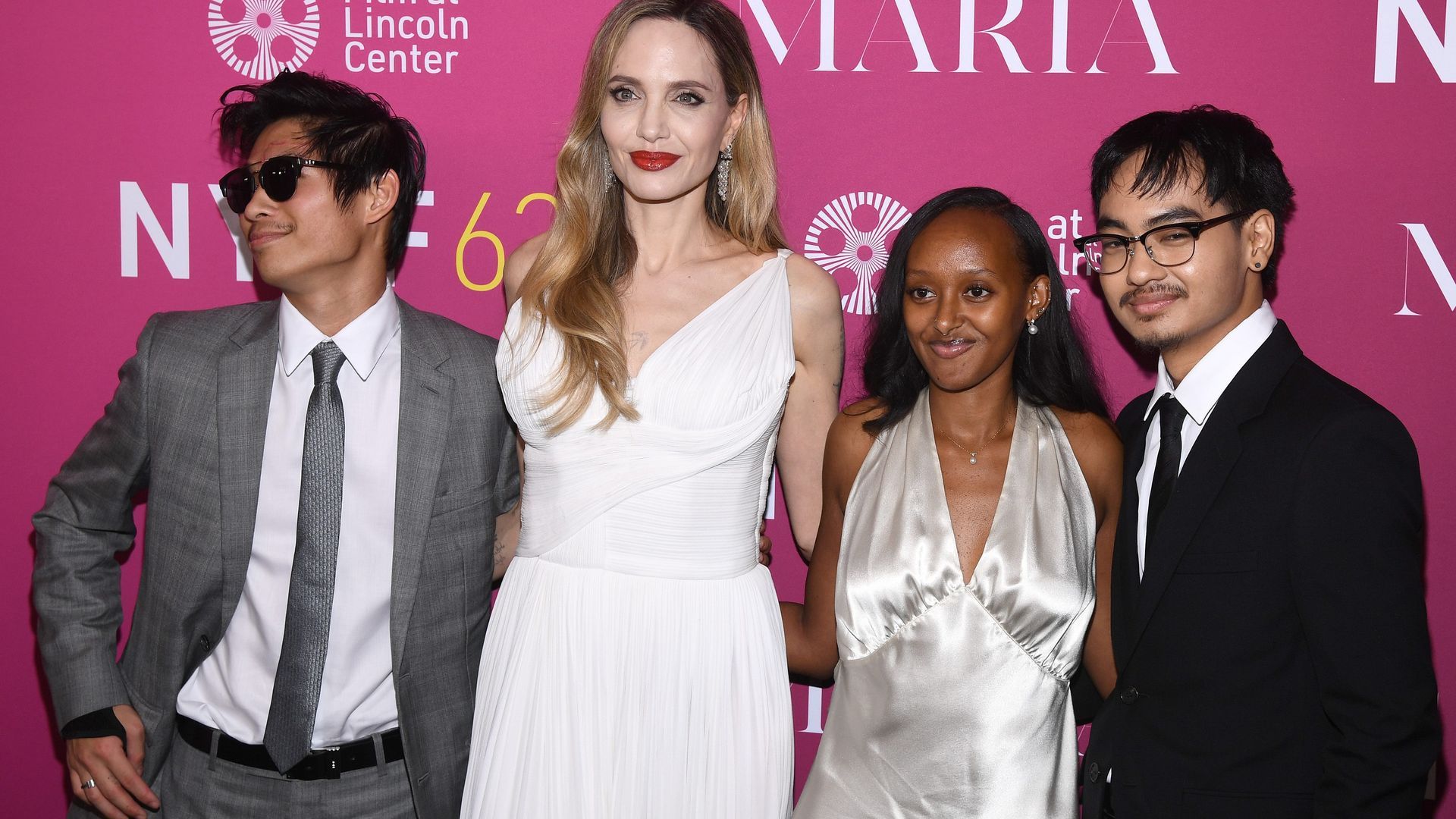 Pax, a la izquierda, su madre y sus hermanos Zahara y Maddox, en una imagen de archivo