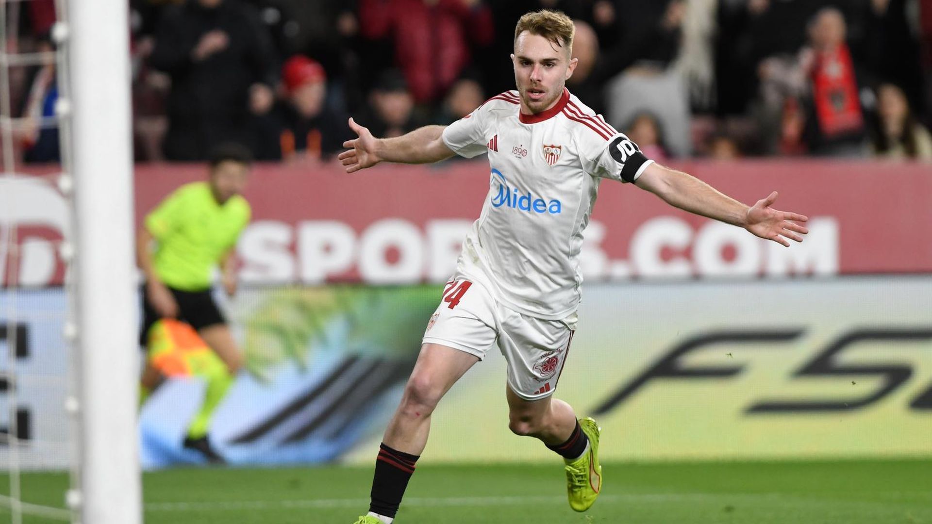 Peque celebra su gol en el Sevilla-Athletic