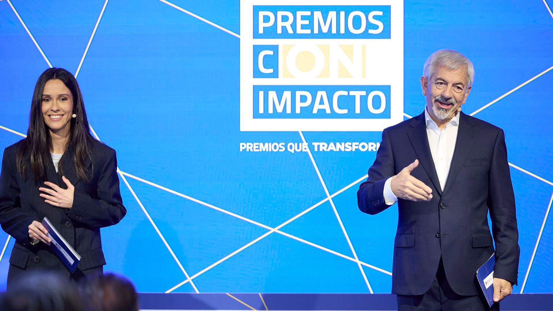 Premios Con Impacto-Reale Seguros-Valor Mediaset España (1) Alba Lago-Carlos Sobera