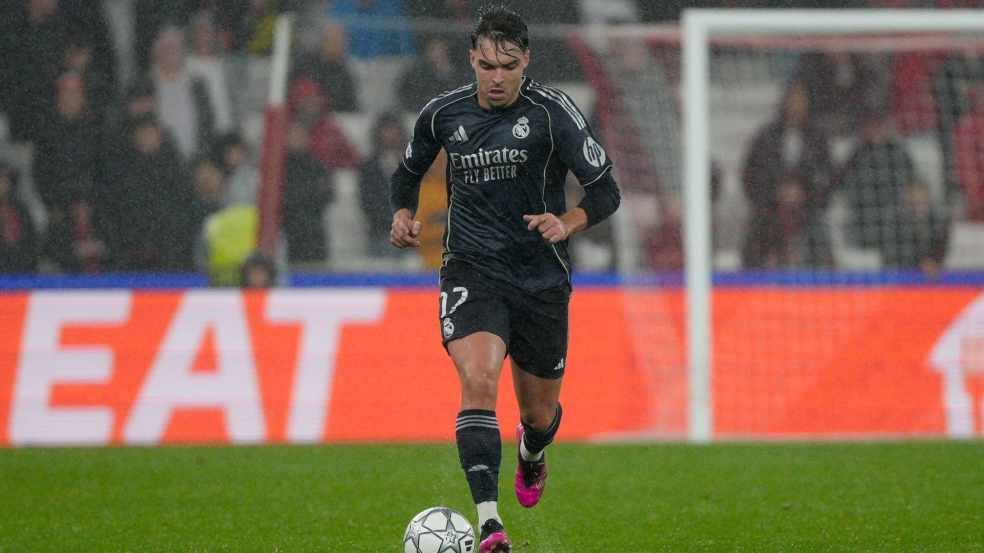 Raúl Asencio conduce el balón en el Benfica-Real Madrid