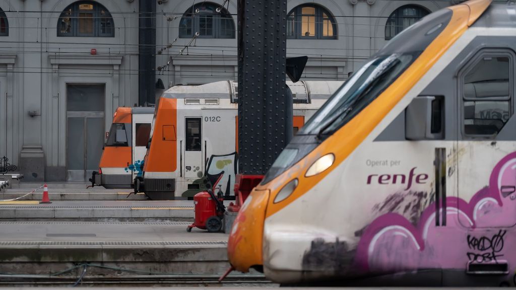 La desesperación entre los usuarios de Rodalies por los retrasos y cortes: "Ya funcionaba mal, pero esto ya es demencial"