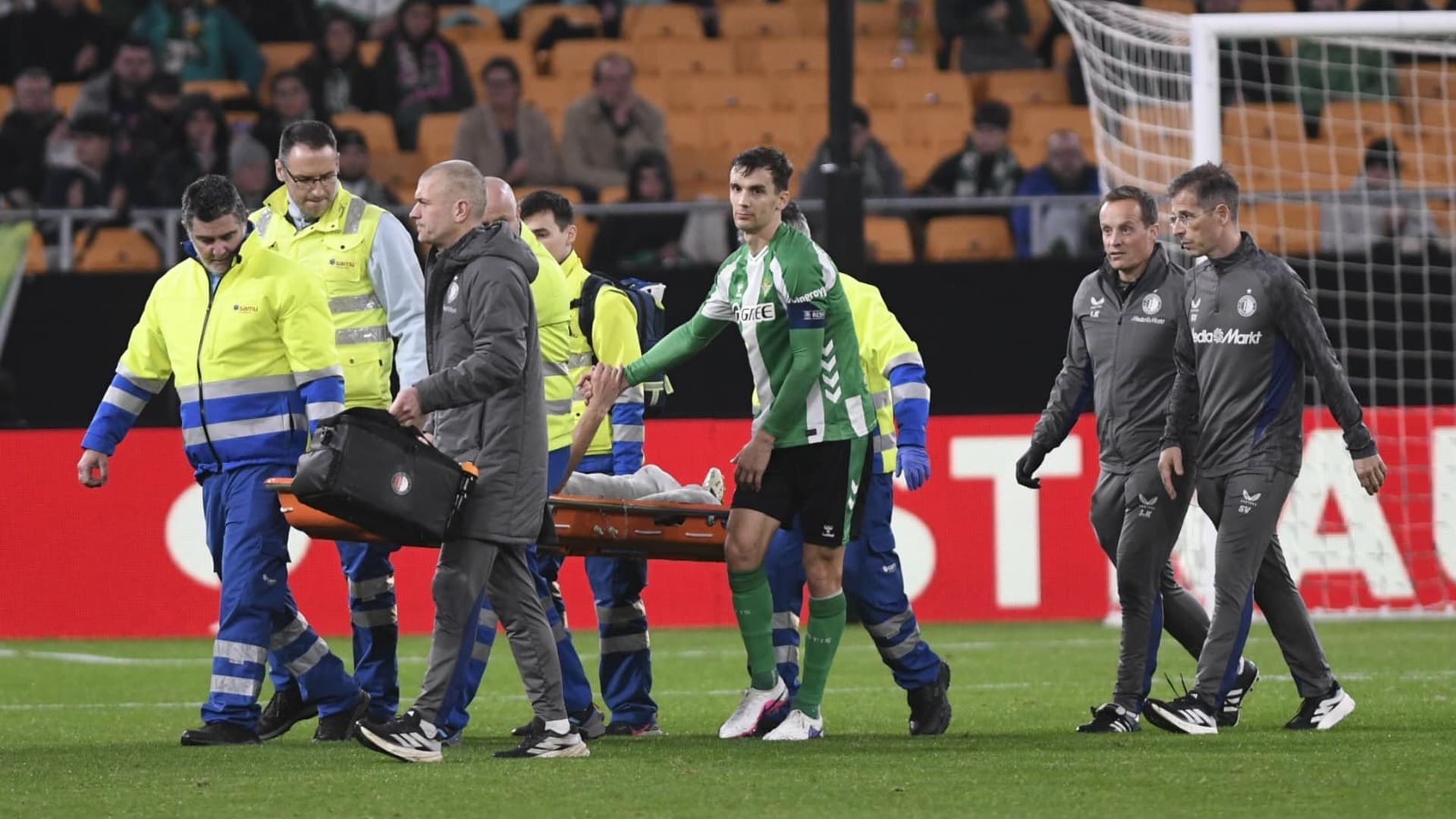 Shaqueel Van Persie, lesionado en el Betis-Feyenoord