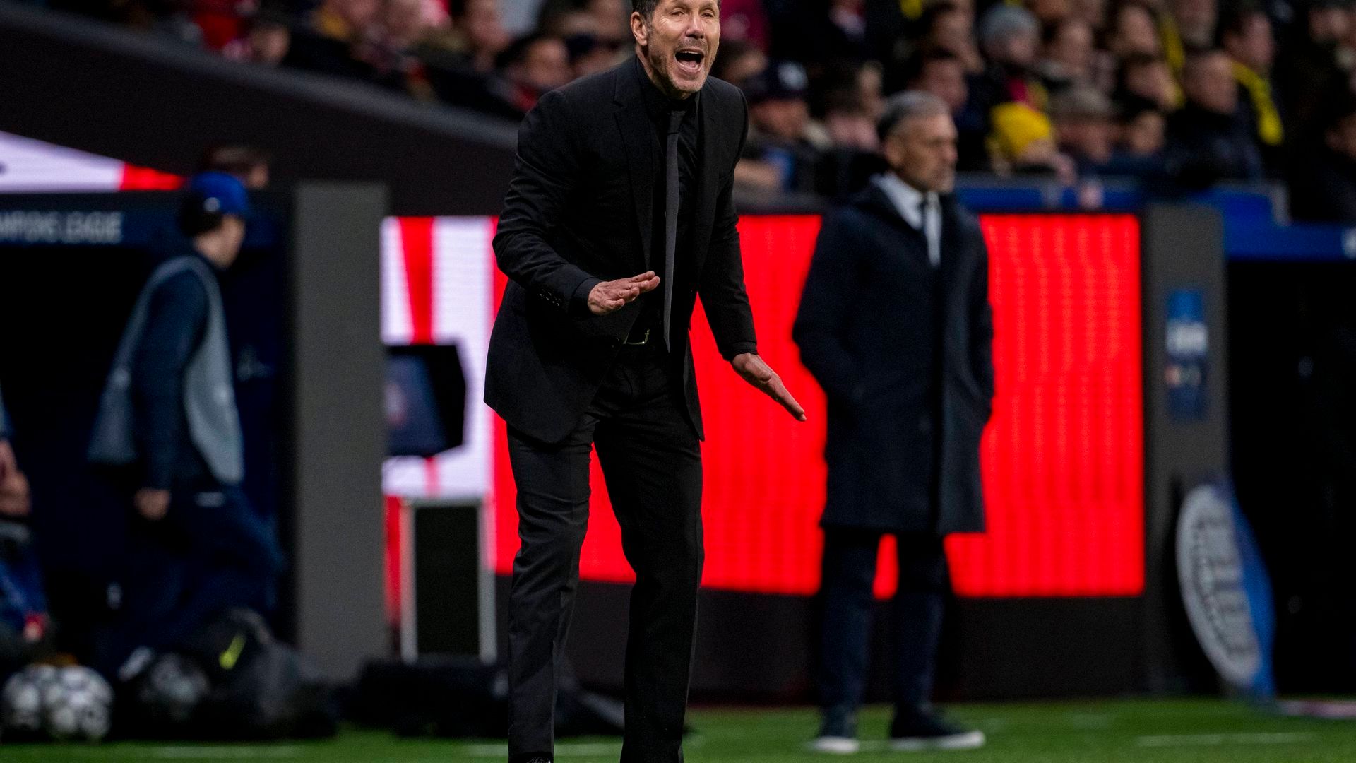 Simeone da indicaciones a sus jugadores en el Atlético-Bodo