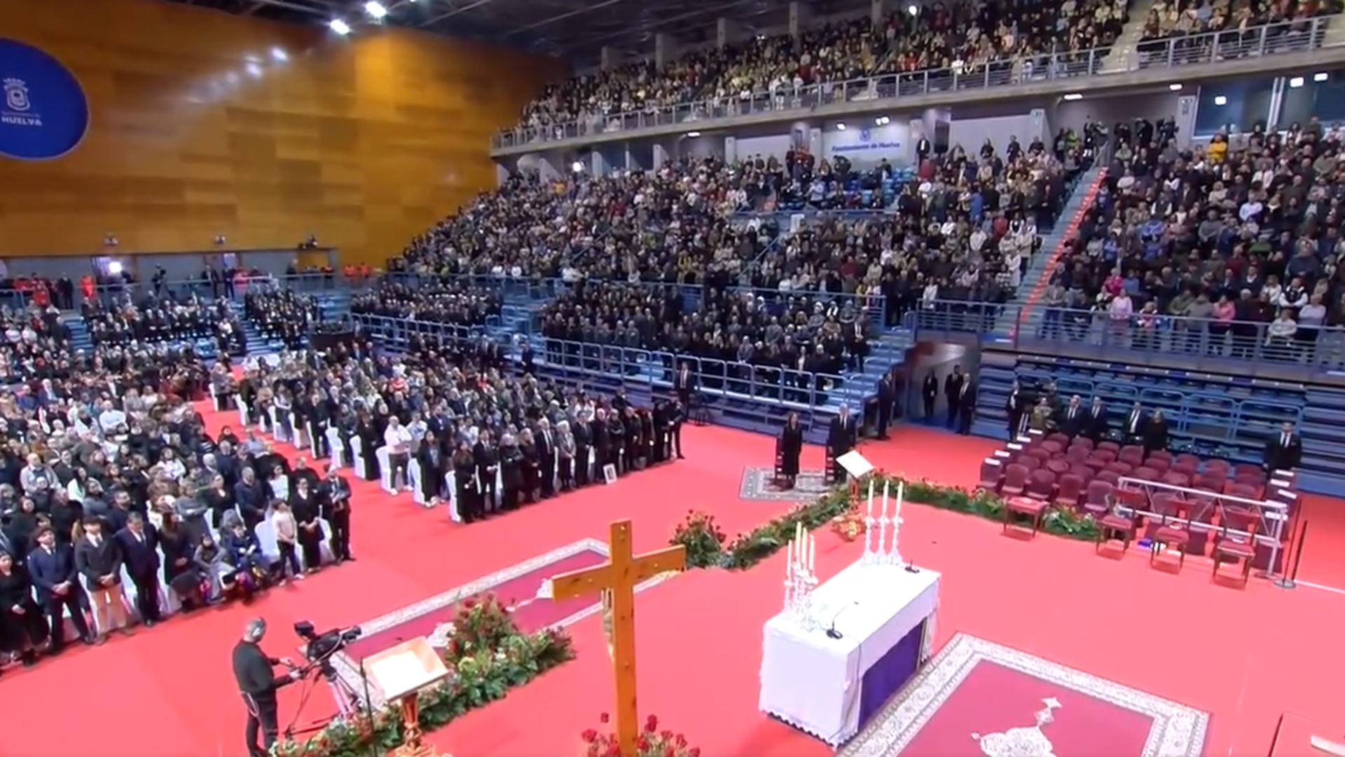 Todo el pabellón se pone en pie para iniciar una sentida misa a las víctimas de Adamuz