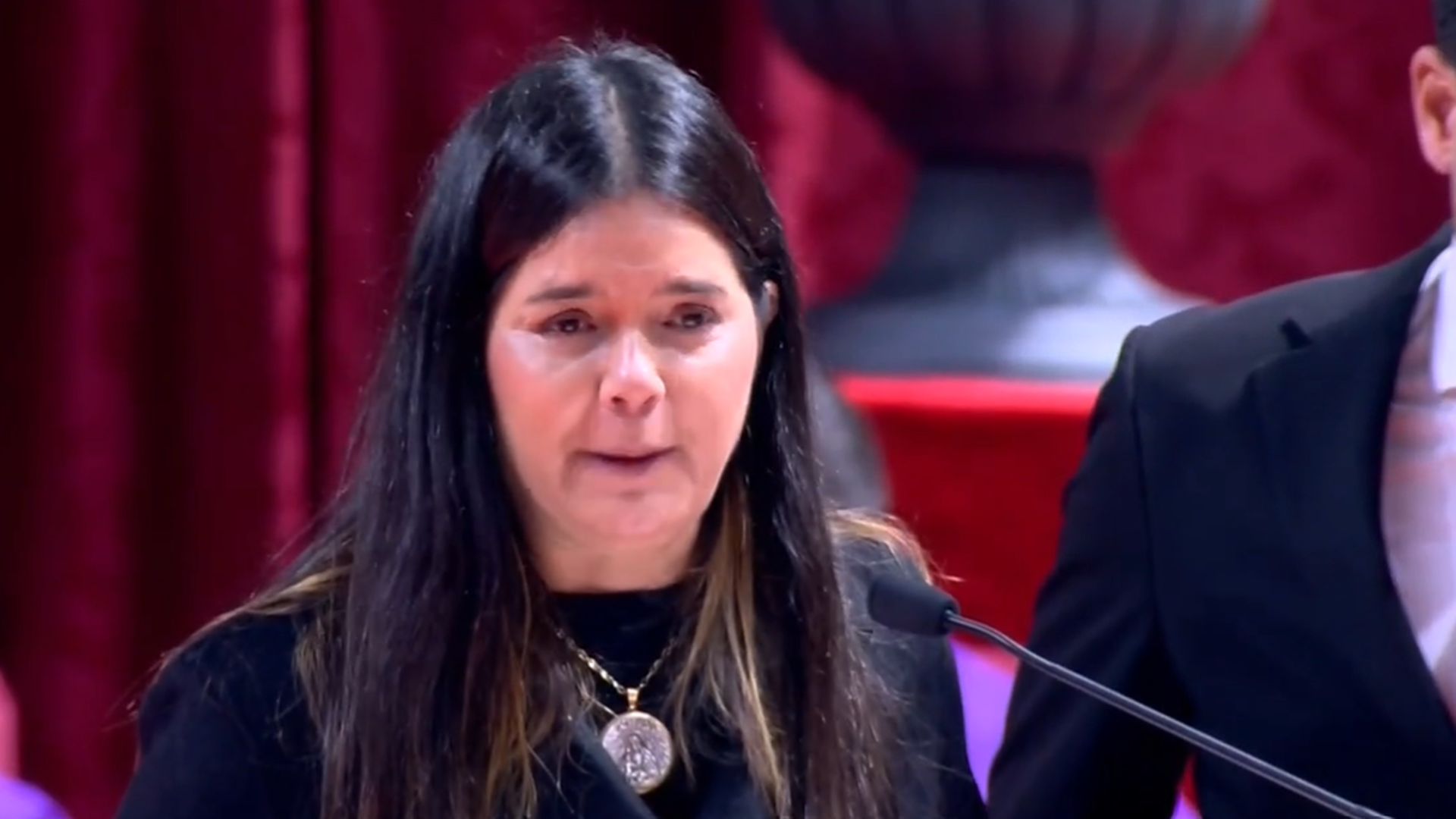 Una de las familiares en la misa funeral por los fallecidos en Adamuz