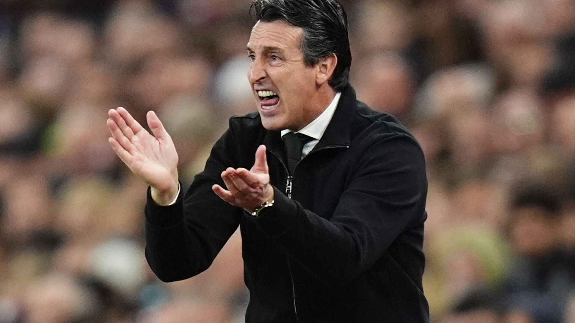 Unai Emery gritando en un partido