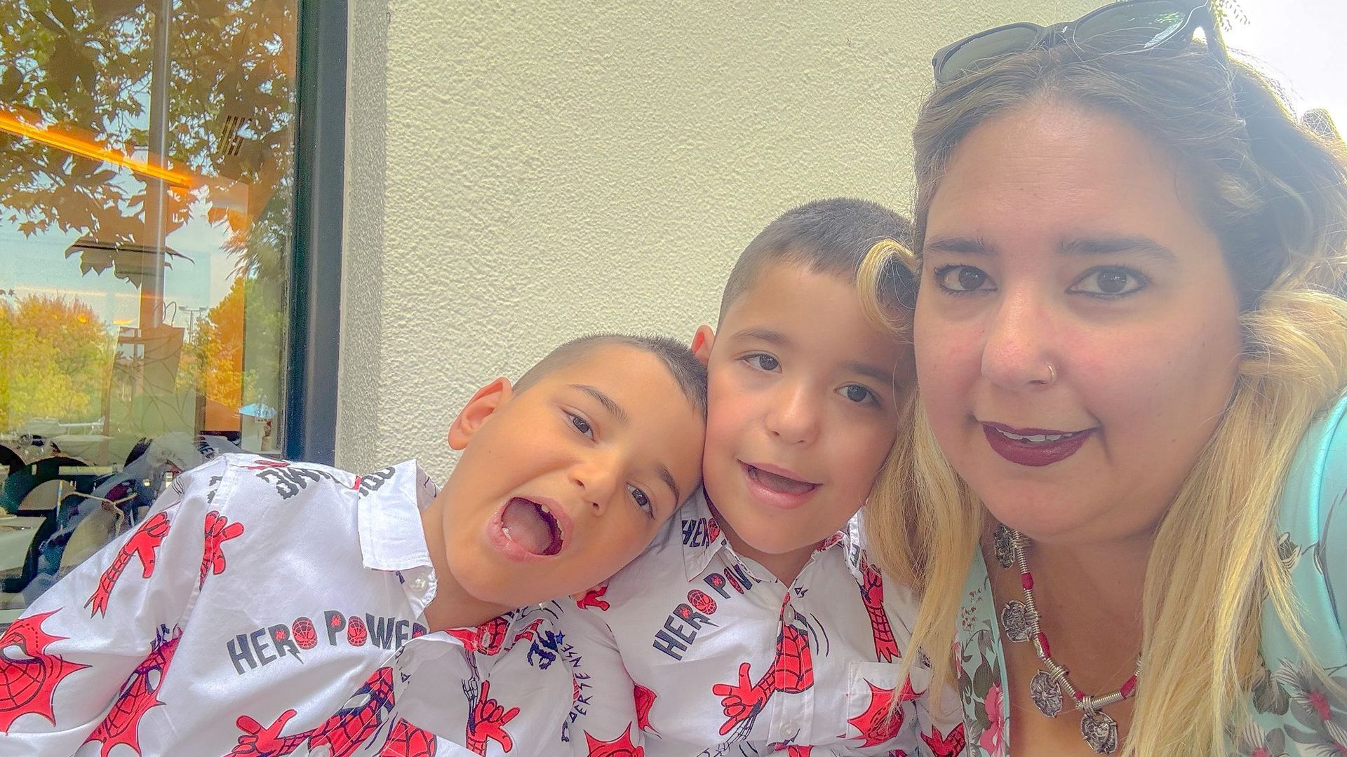 Ana junto a Enzo y Aday