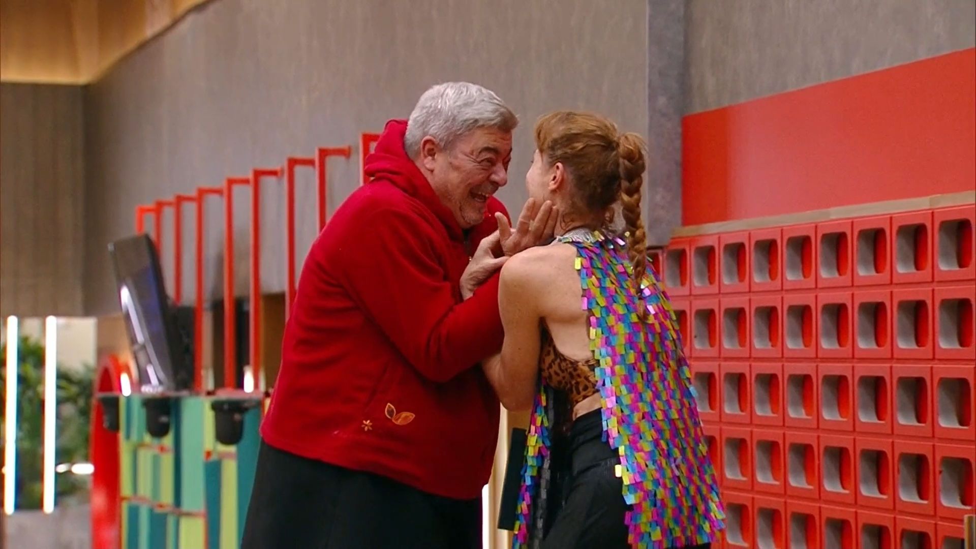 Antonio Canales abraza a Cristina Piaget tras su salvación