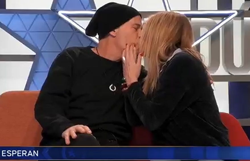 Beso de despedida Carlos-Belén