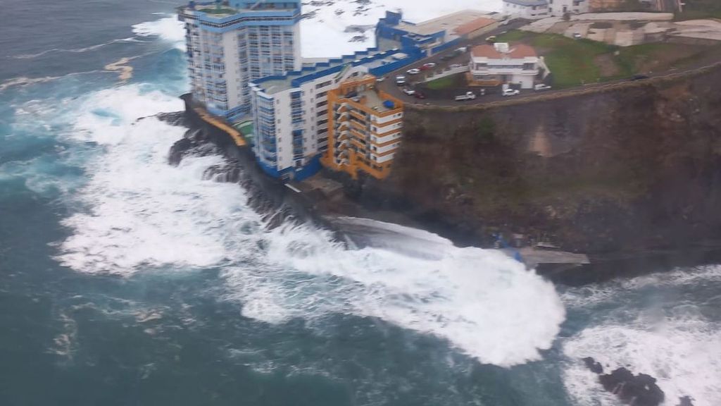 Retoman la búsqueda de la joven desaparecida en la costa de Tacoronte tras caer al mar intentando rescatar a su perro