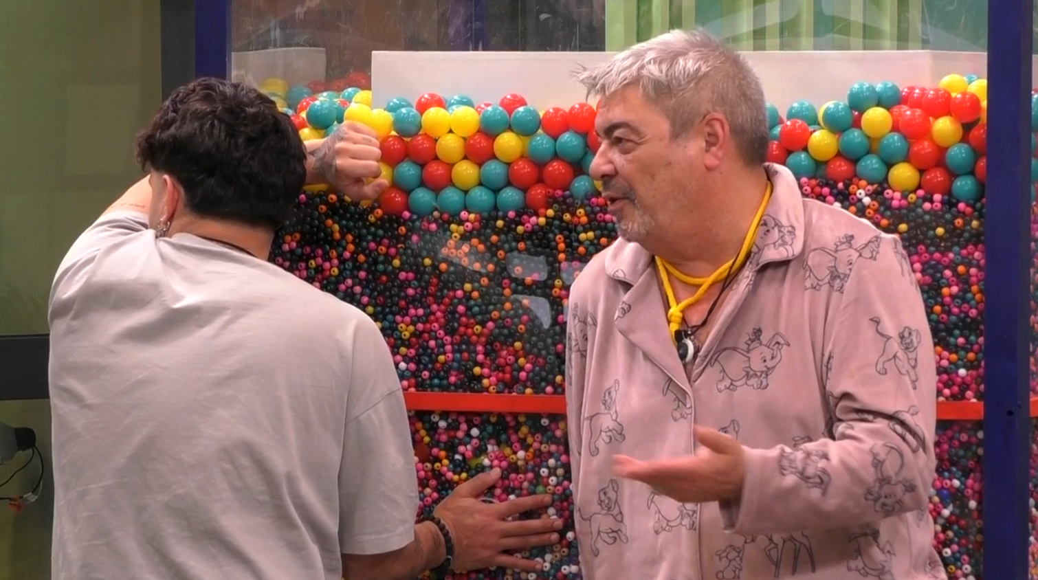 Canales hablando con Manuel