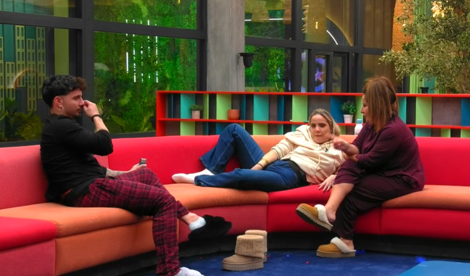 Manuel, Gloria y Raquel rajan de Sonia