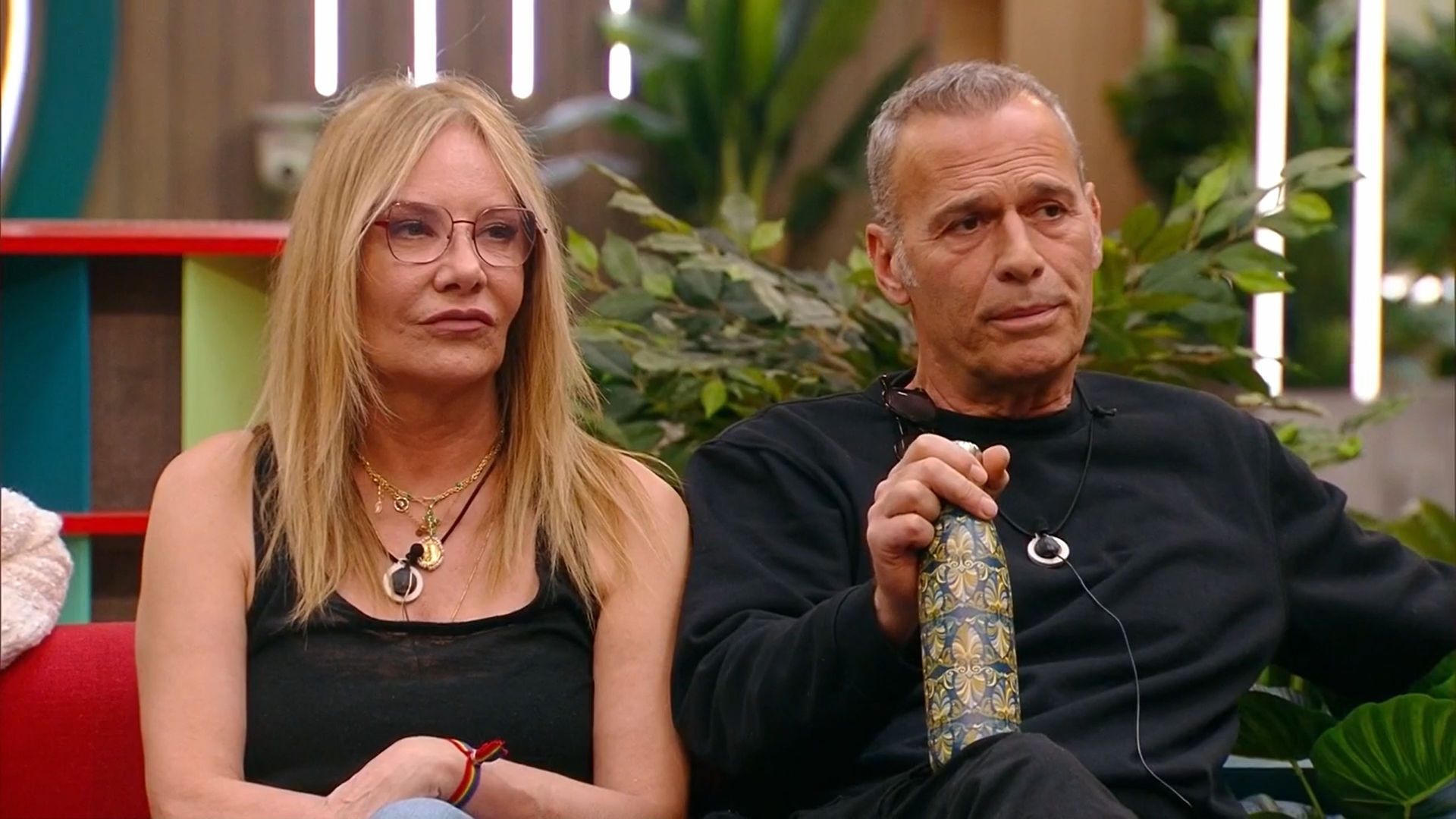 Carlos Lozano pegado a Belén Rodríguez durante la gala