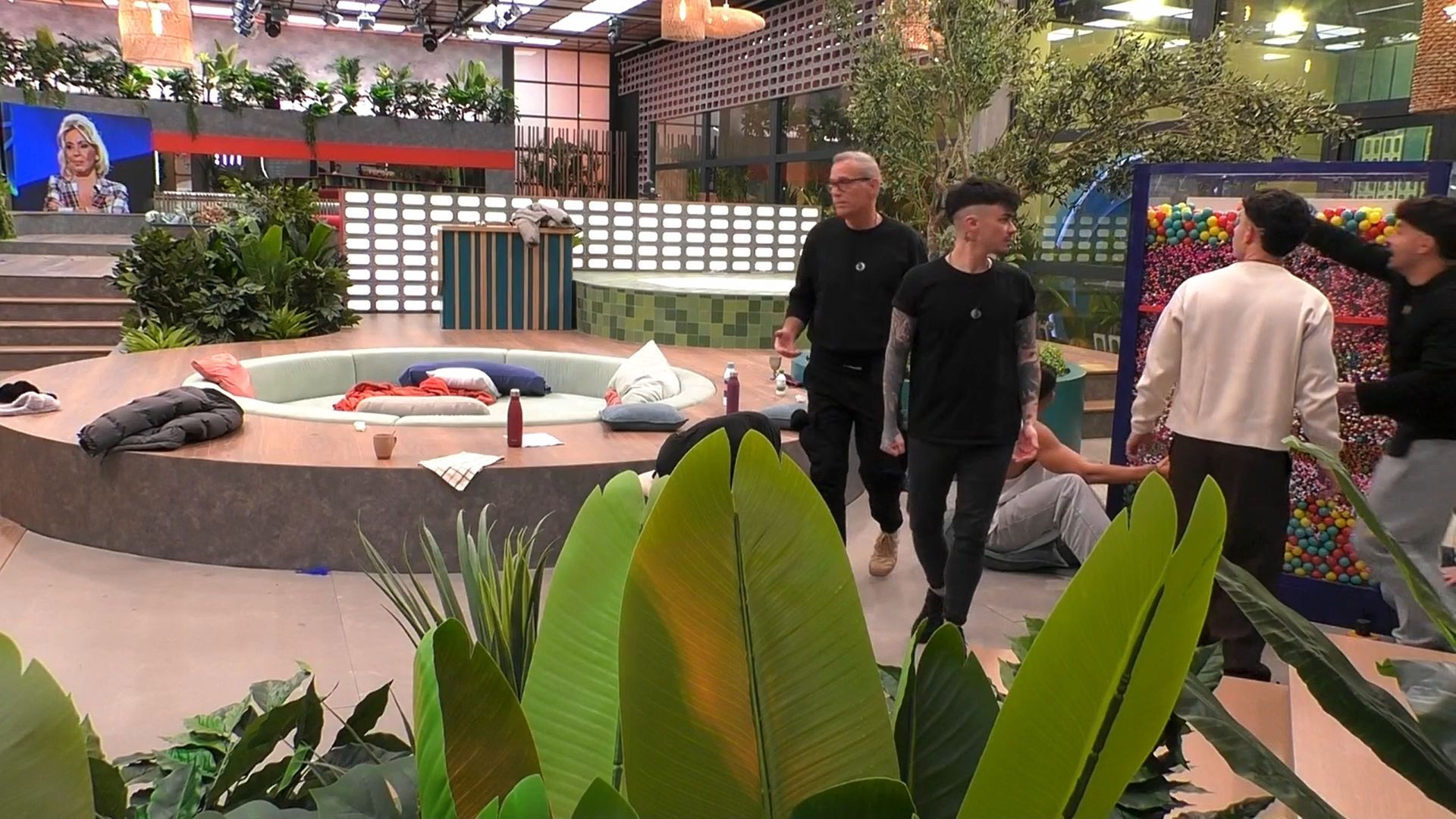 Carmen Borrego se dirige a sus compañeros