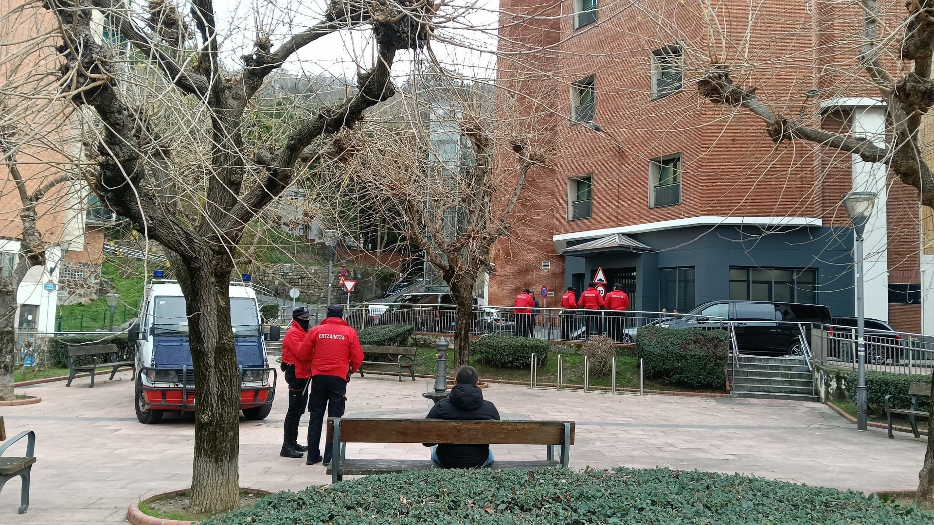 Despliegue policial ante el edificio donde residía la pareja