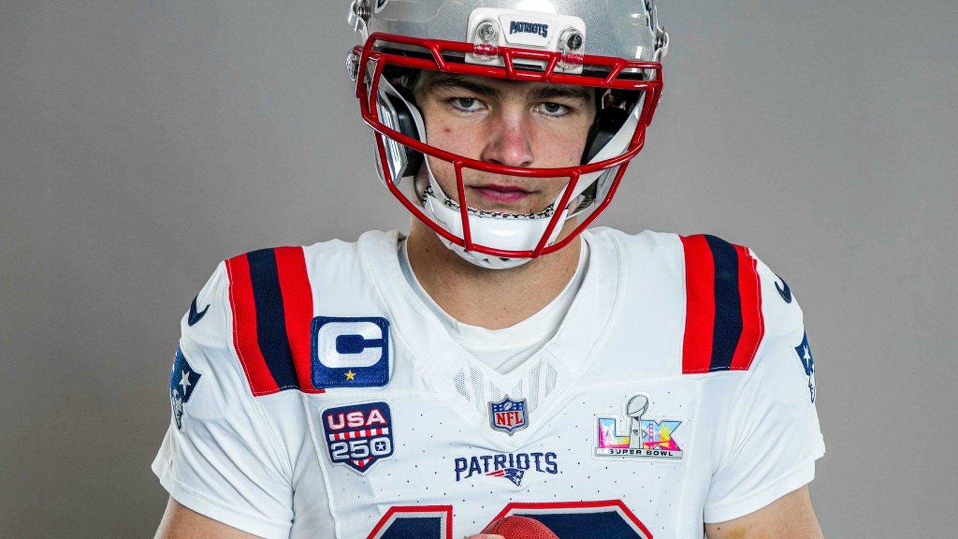 Drake Maye posa con la flamante camiseta blanca de los Patriots para la Super Bowl 2026 Drake Maye posa con la flamante camiseta blanca de los Patriots para la Super Bowl 2026