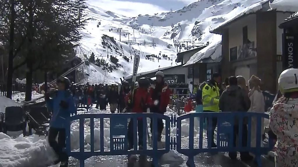 El riesgo de avalancha no asusta a los esquiadores que hacen filas para entrar en pista