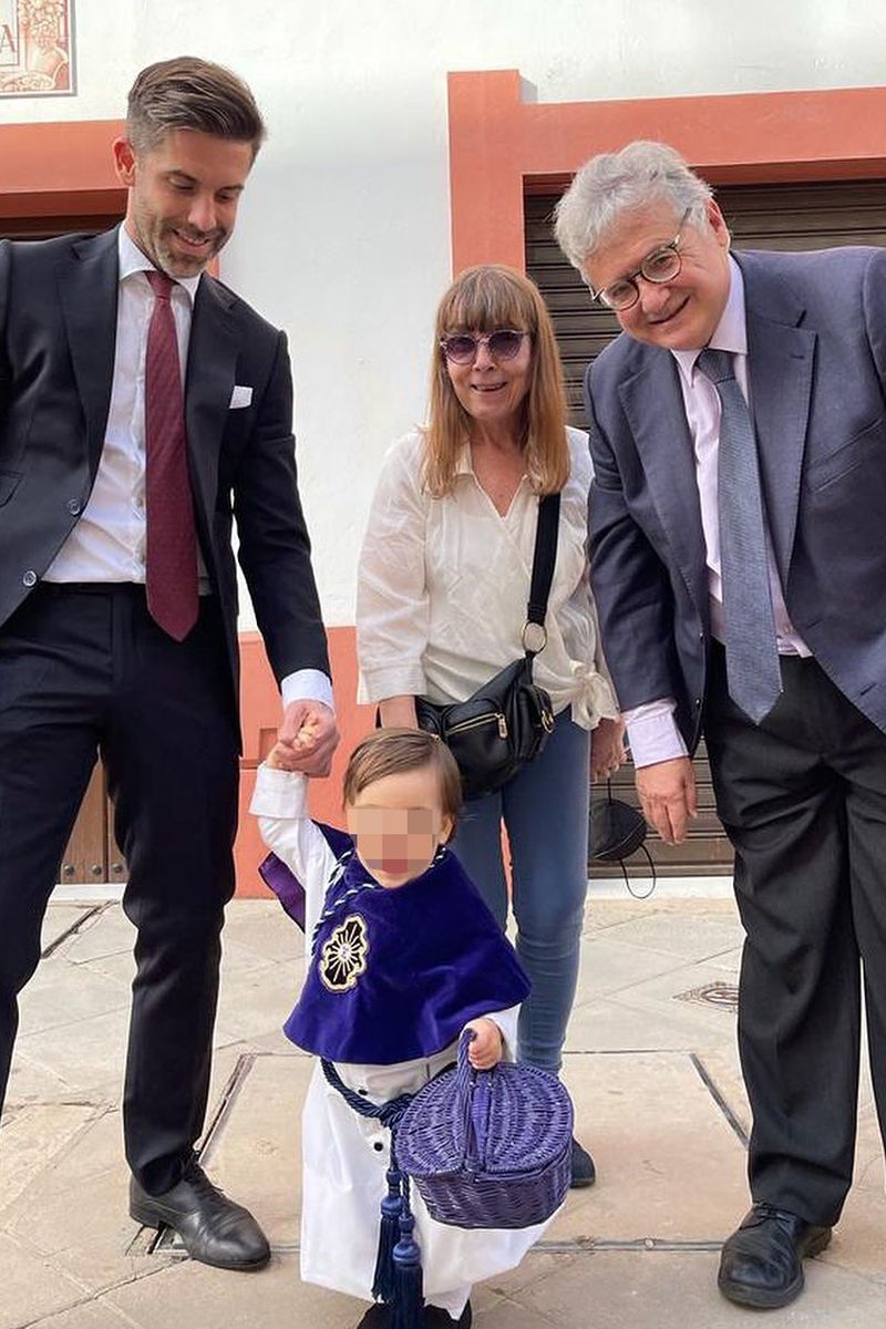 José Yélamo con sus padres y su hija mayor, en 2022
