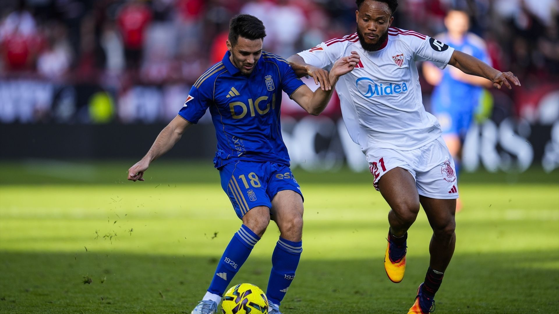 Josip Brekalo golpea delante de Ejuke en el Sevilla-Real Oviedo