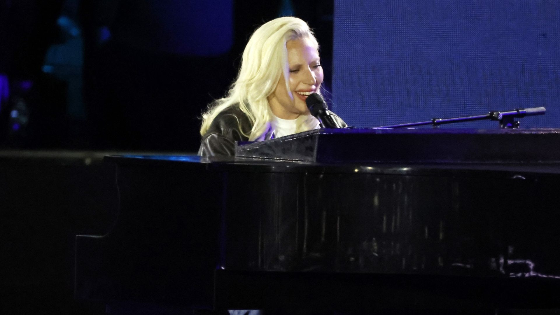 Lady Gaga condena al ICE y pide "piedad" a Trump en su concierto en Tokio