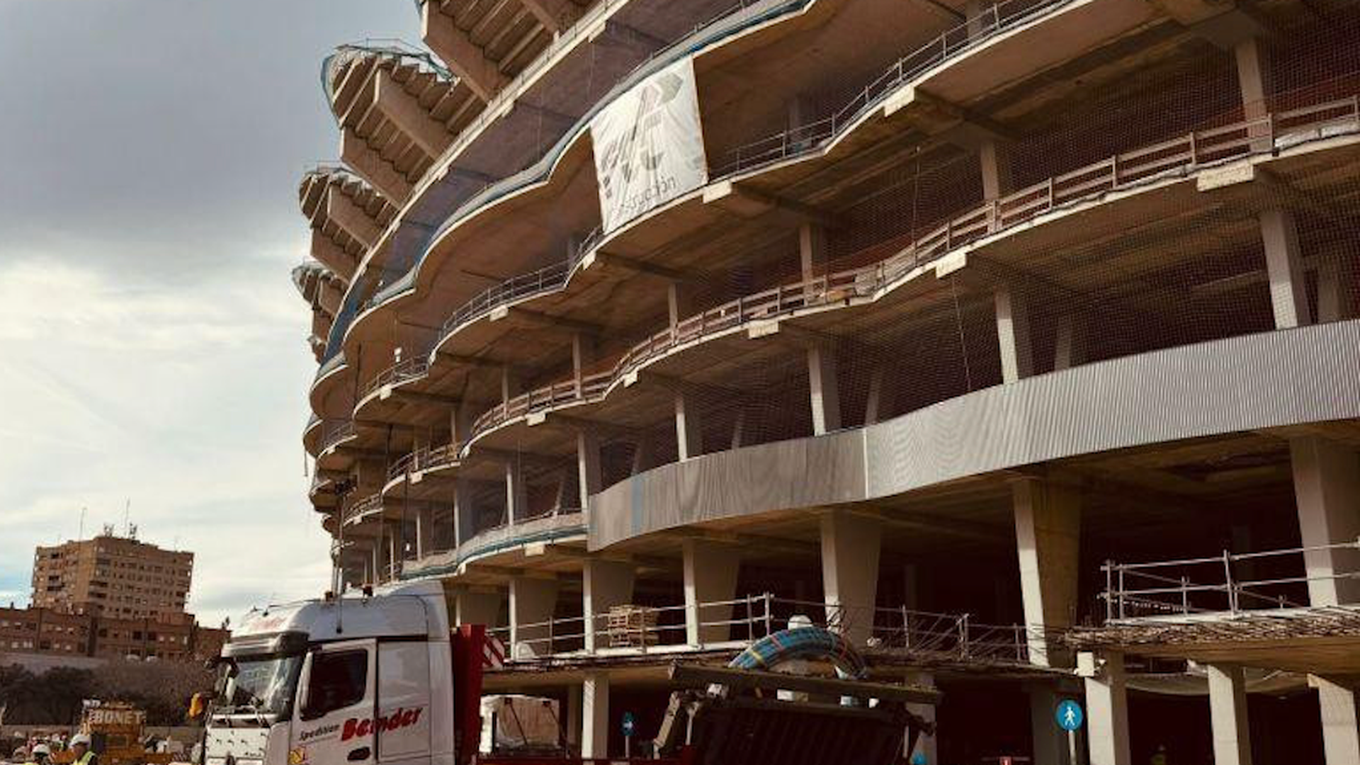 Los cables de la cubierta ya están en el Nou Mestalla