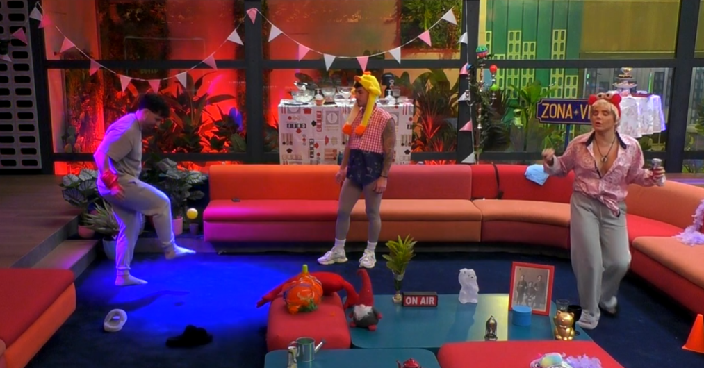 Manu se exhibe con la pelota