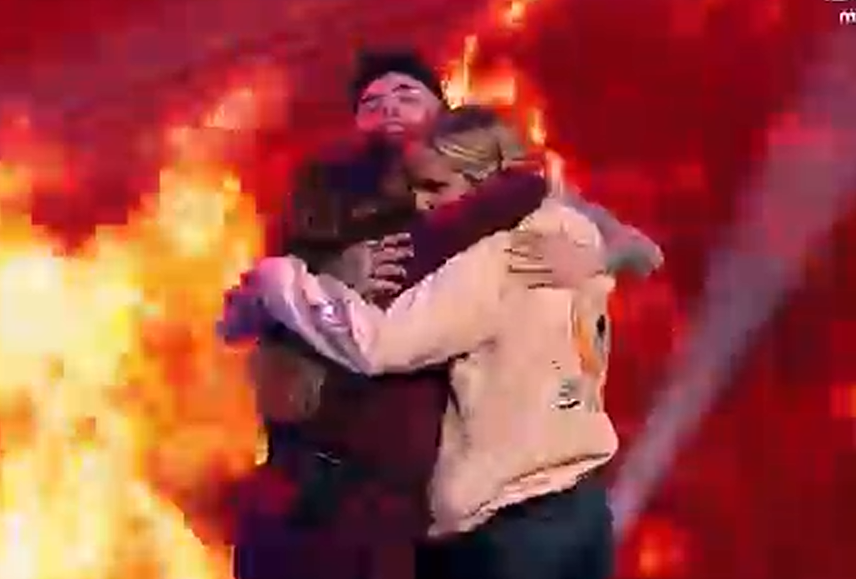 Mario se abraza a Gloria y Raquel