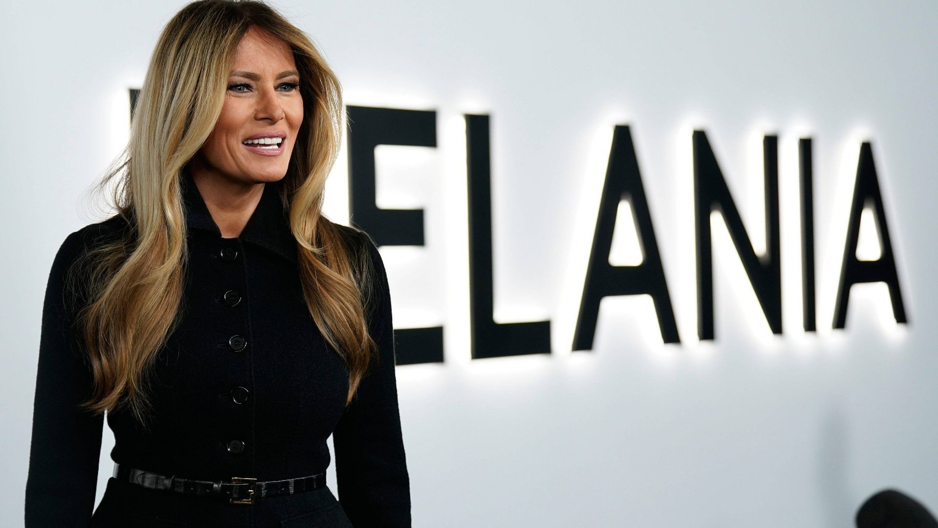 Melania, de negro en la presentación de su pública