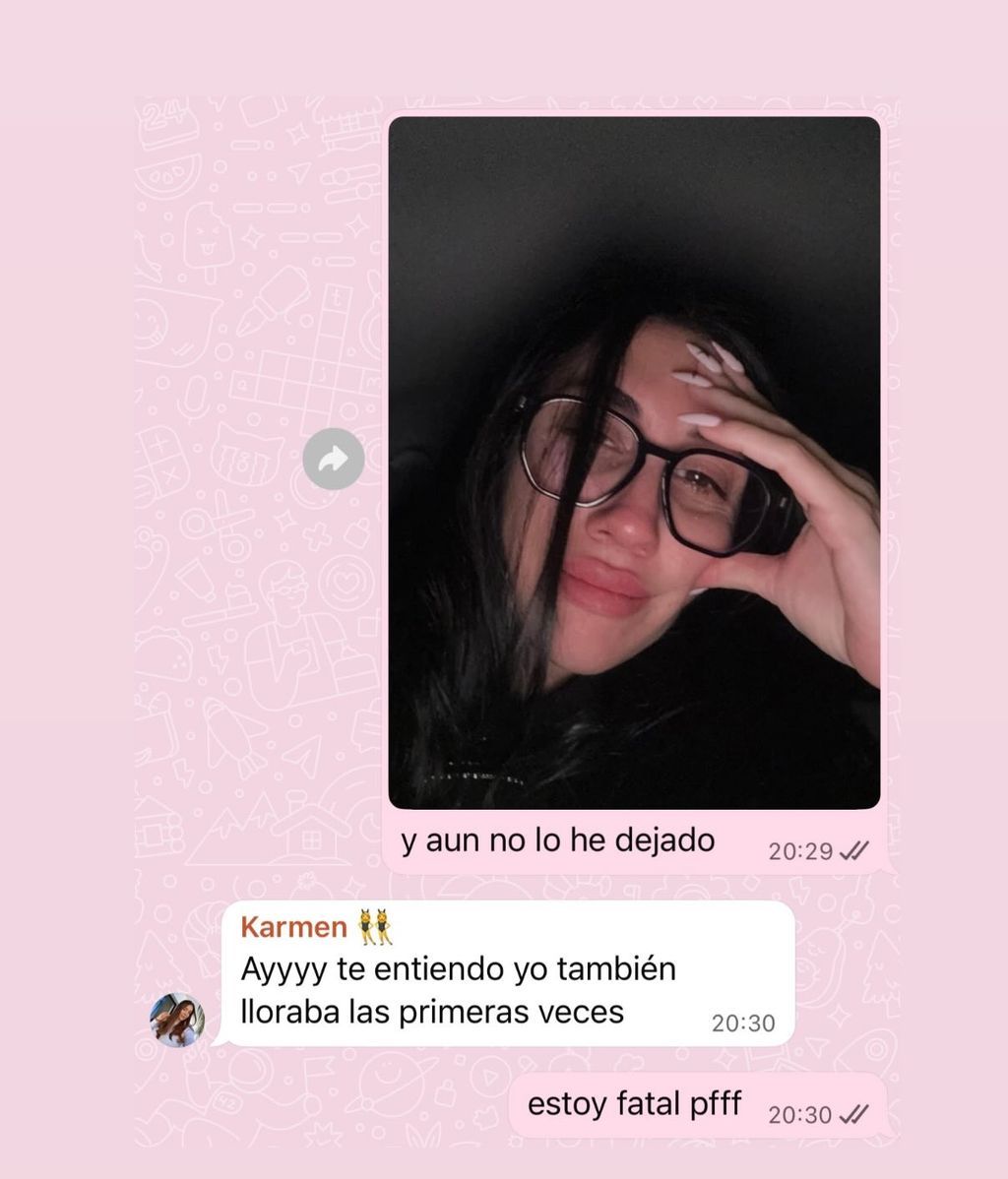Naomi llorando por dejar a su perro con una cuidadora