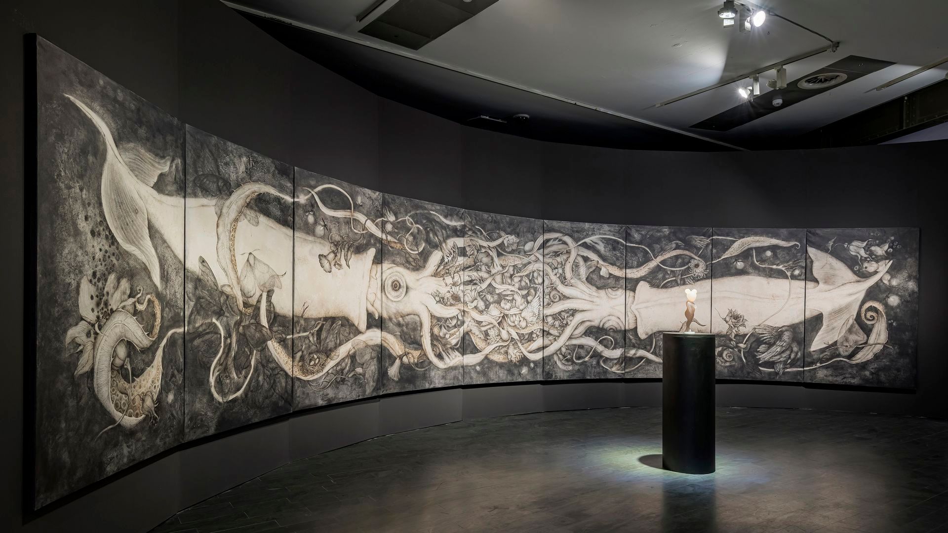 Obra de Ana Juan dentro de su exposición, Wunderkammer