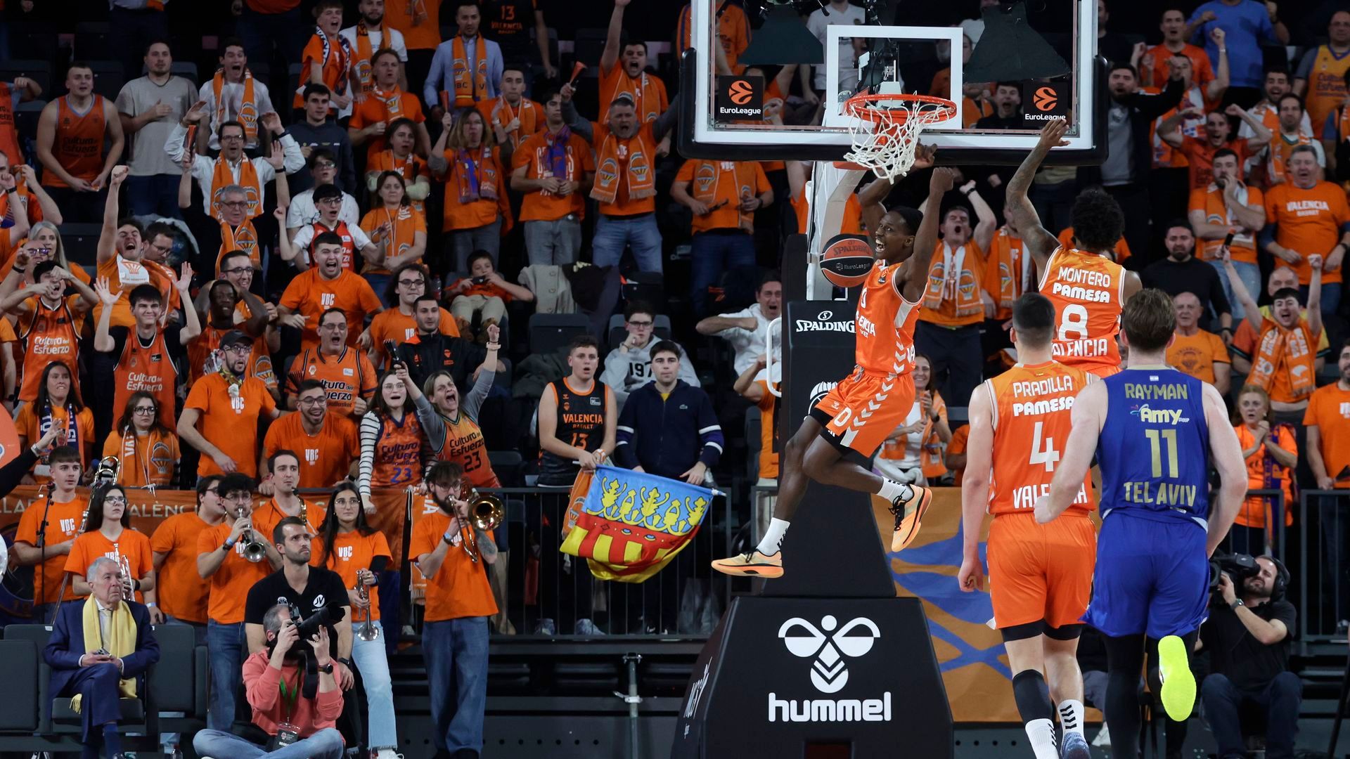 Taylor y el Roig Arena diluyen las dudas del Valencia Basket ante el Maccabi