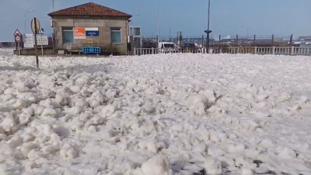 Una marea de espuma inunda las calles de A Guarda, Pontevedra