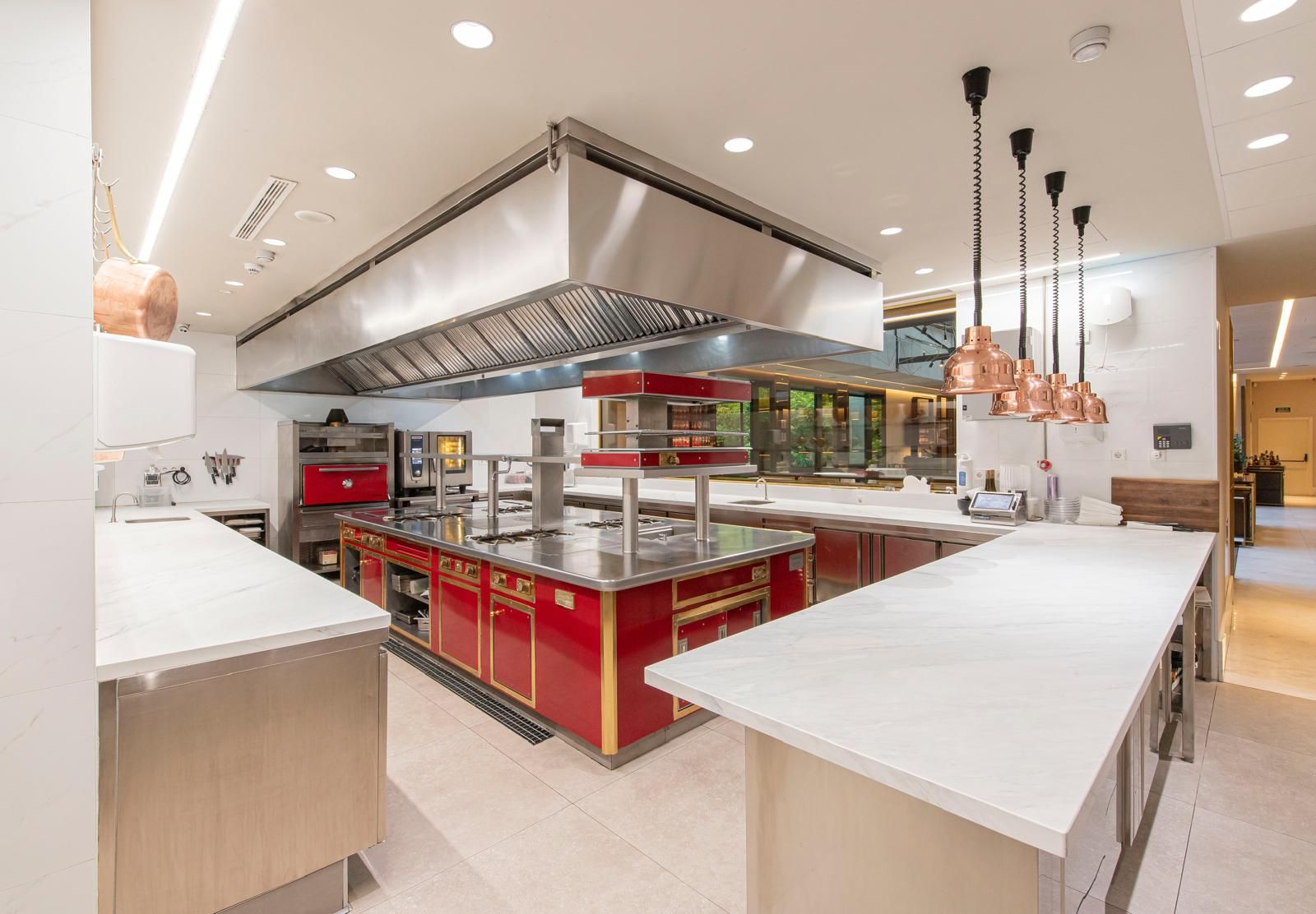 La cocina de Saddle, restaurante con 1 estrella Michelin y 2 soles Repsol