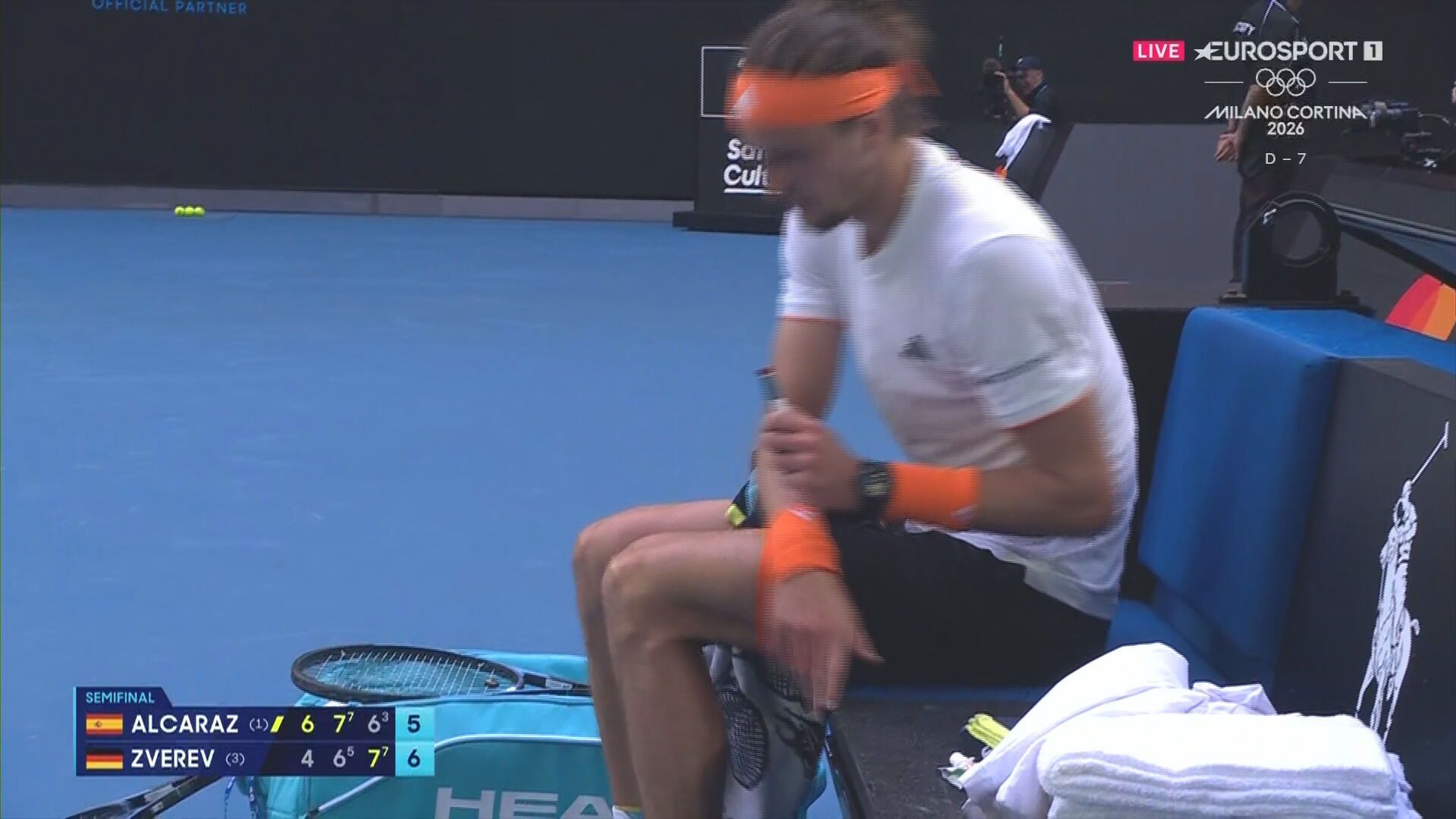 Zverev controlándose la diabetes en el partido