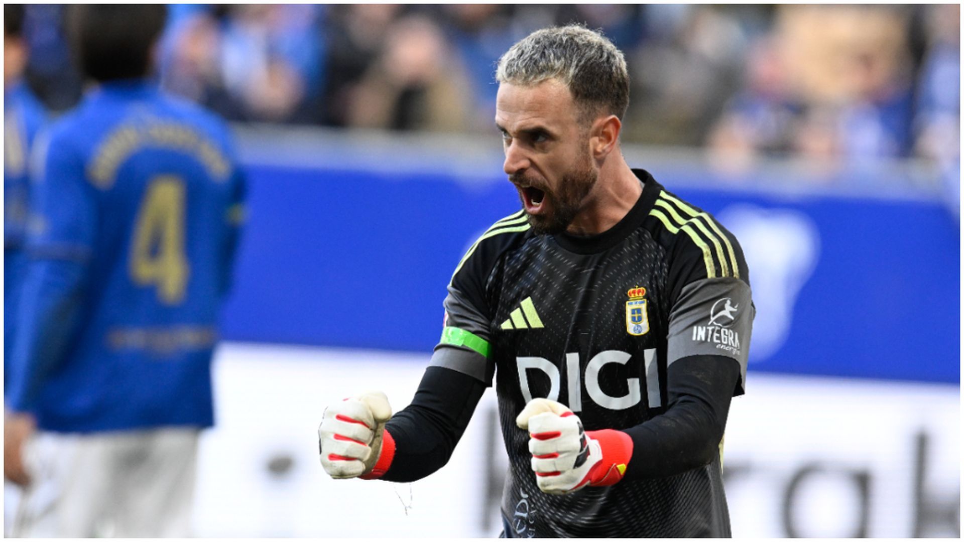 Aarón Escandell celebra la victoria del Oviedo en el Carlos Tartiere