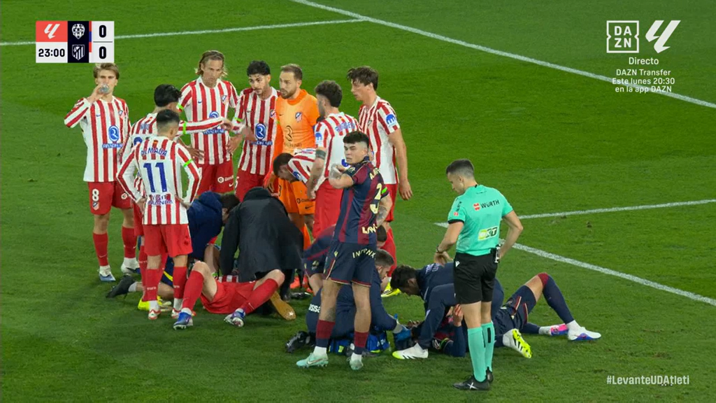 Sorloth se va en ambulancia del Levante-Atlético