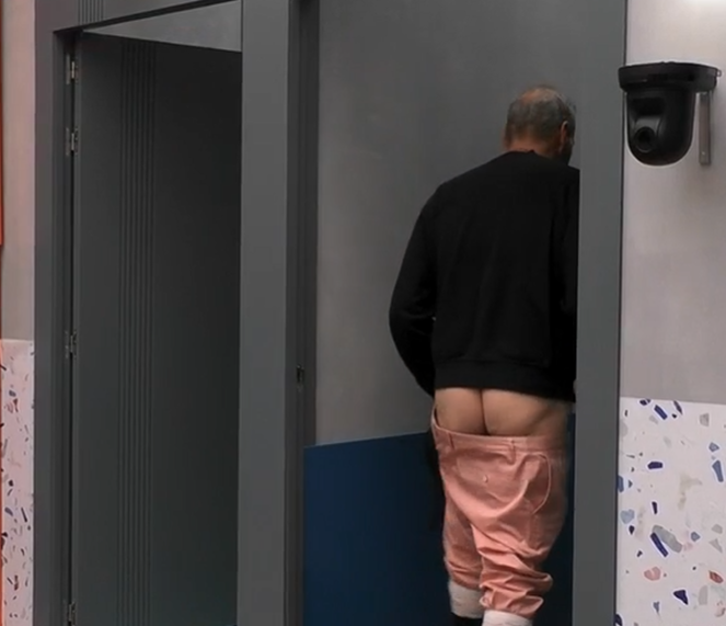 Carlo muestra su pompis a Cristina