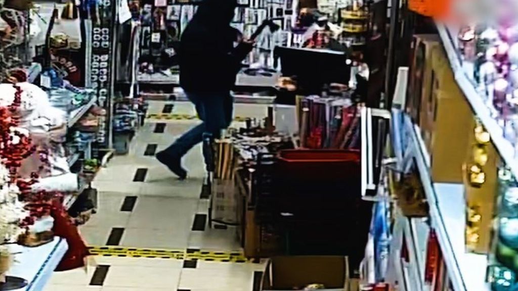 Detenido por atracar un comercio y agredir con un hacha a la dependienta en Tíjola, Almería