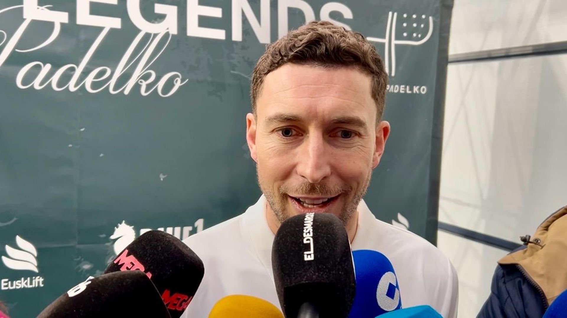 El capitán del Athletic Club Oscar de Marcos atiende a la prensa en Durango