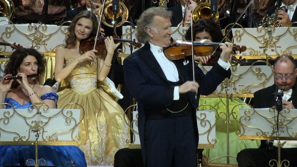 El impresionante concierto de André Rieu junto a la Orquesta Johann Strauss en Valencia: Los del Río, entre las sorpresas de la noche