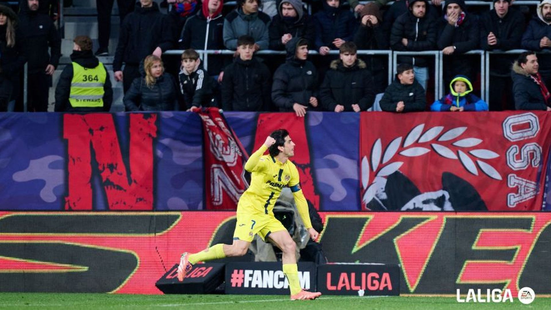 Gerard Moreno celebra uno de sus goles en El Sadar