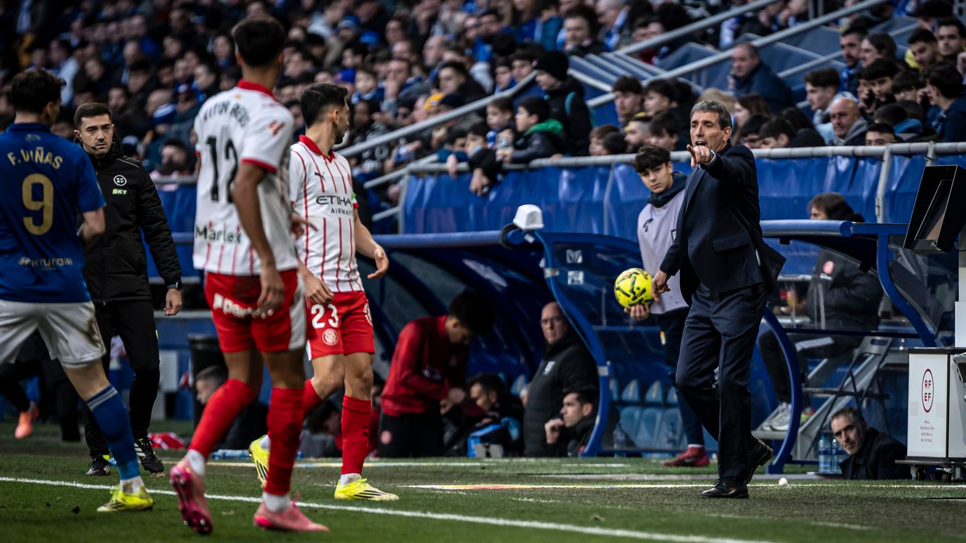 Guillermo Almada da indicaciones en el Oviedo-Girona