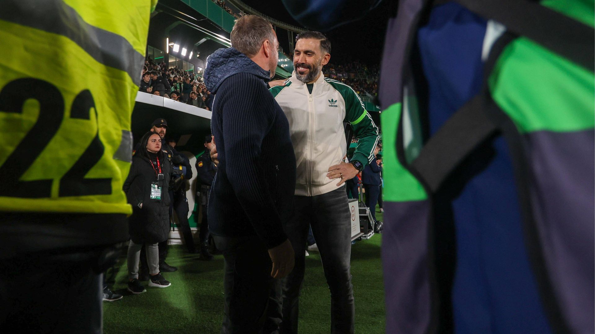 Hansi Flick y Eder Sarabia se saludan en Elche