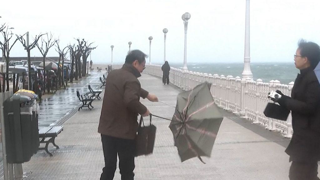 La entrada de una "masa templada y húmeda" trae precipitaciones generalizadas este domingo