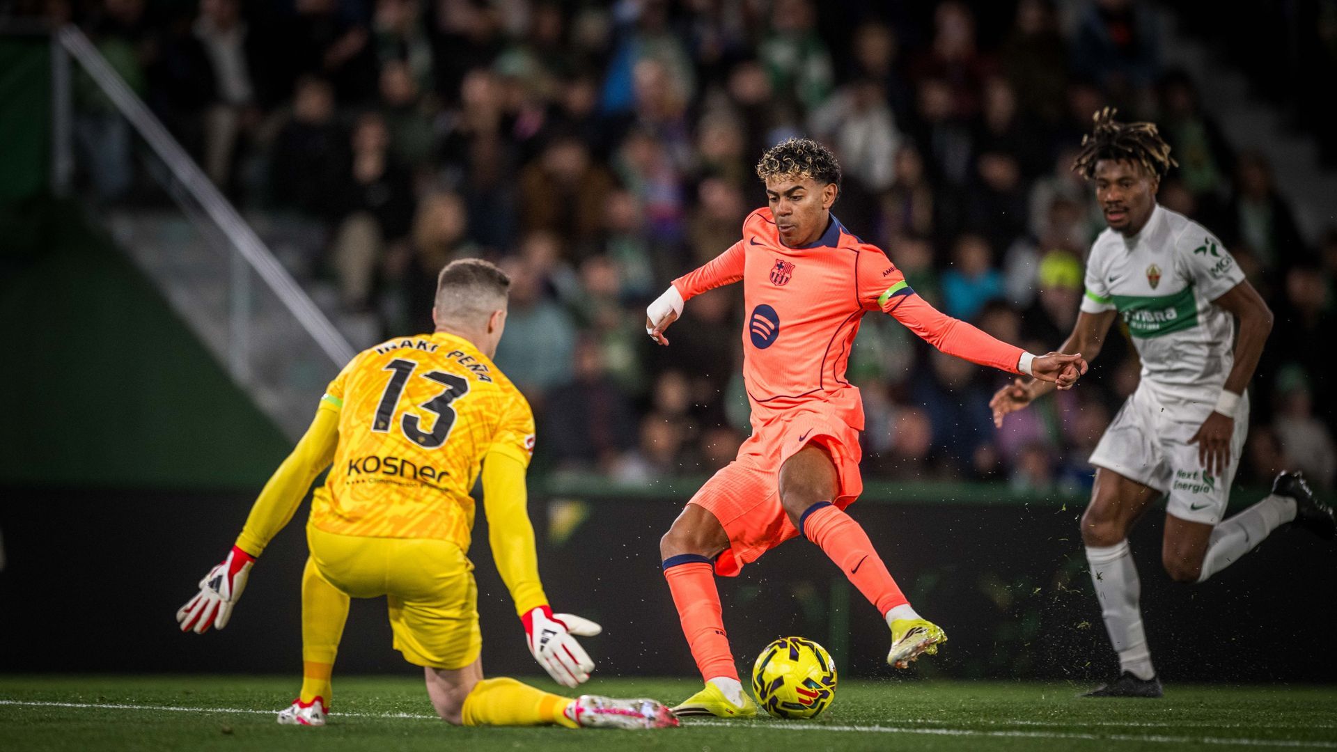 Lamine Yamal ante Iñaki Peña