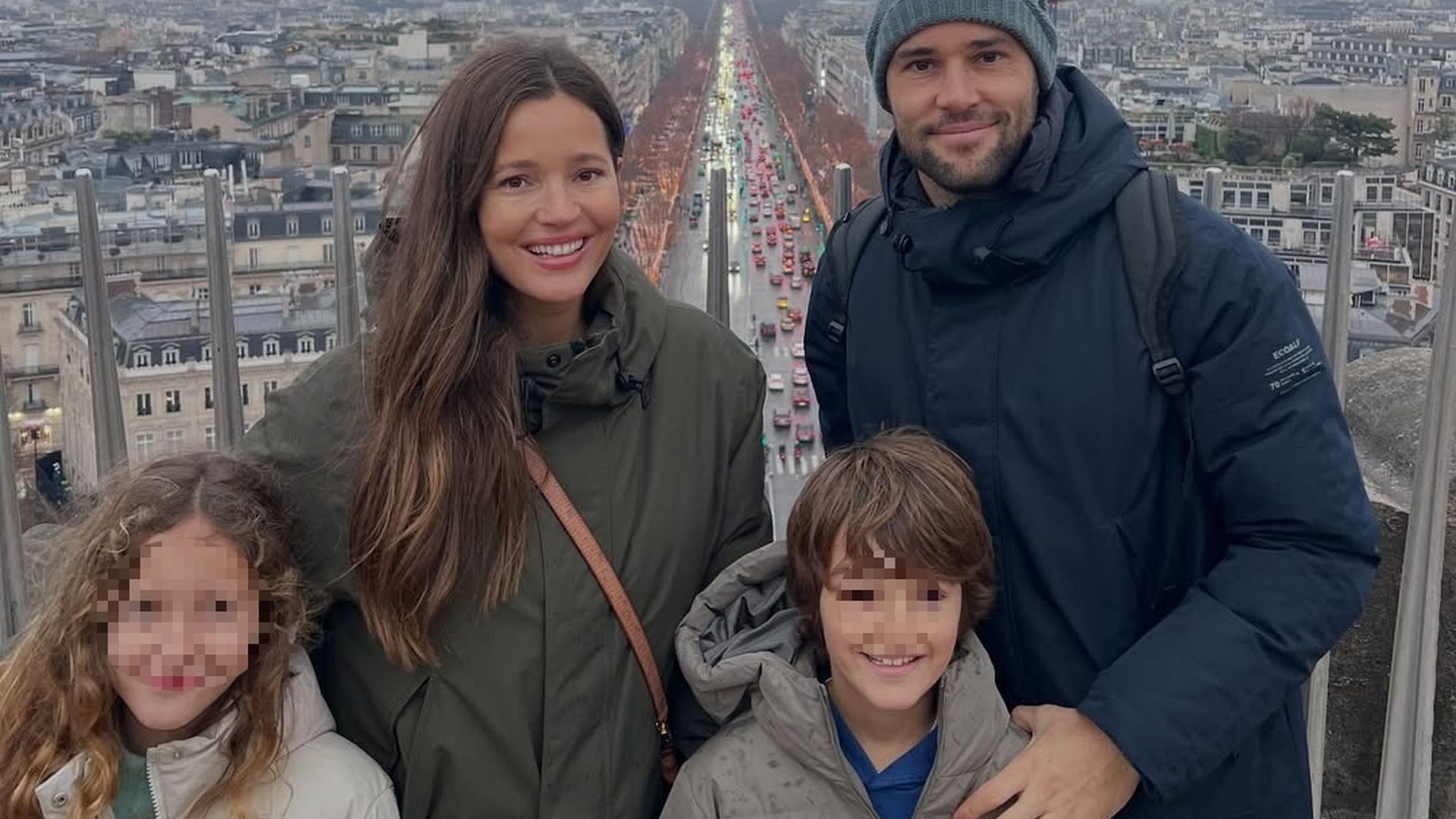 Malena Costa y Mario Suárez con sus dos hijos Malena Costa y Mario Suárez con sus dos hijos