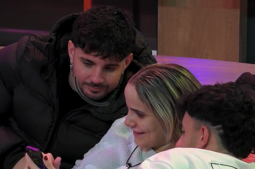 Manu, Gloria y Juanpi ven vídeos en el móvil