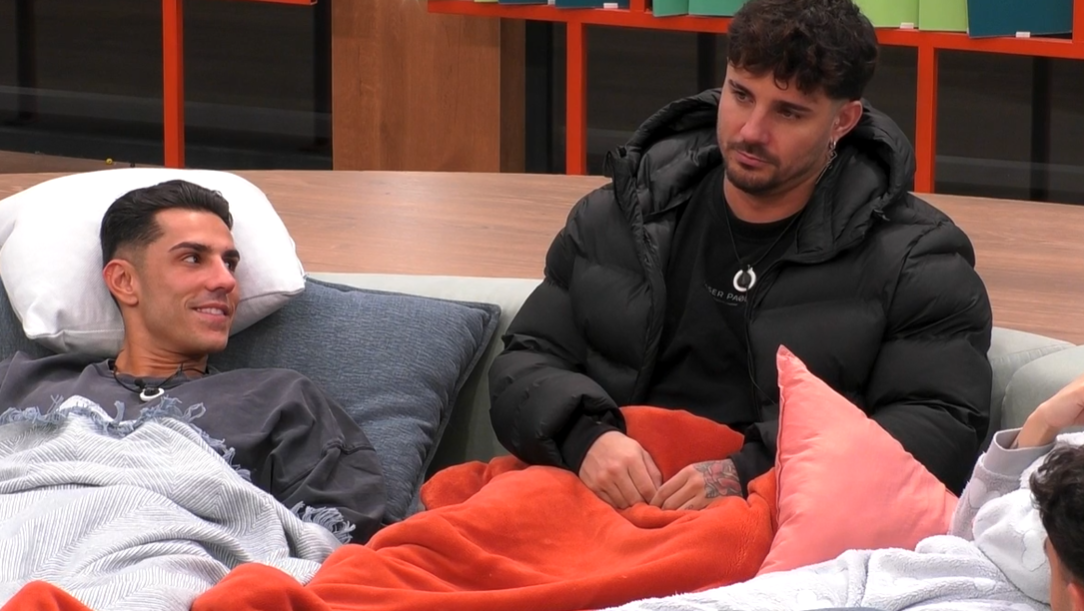 Manuel, de cháchara en el salón