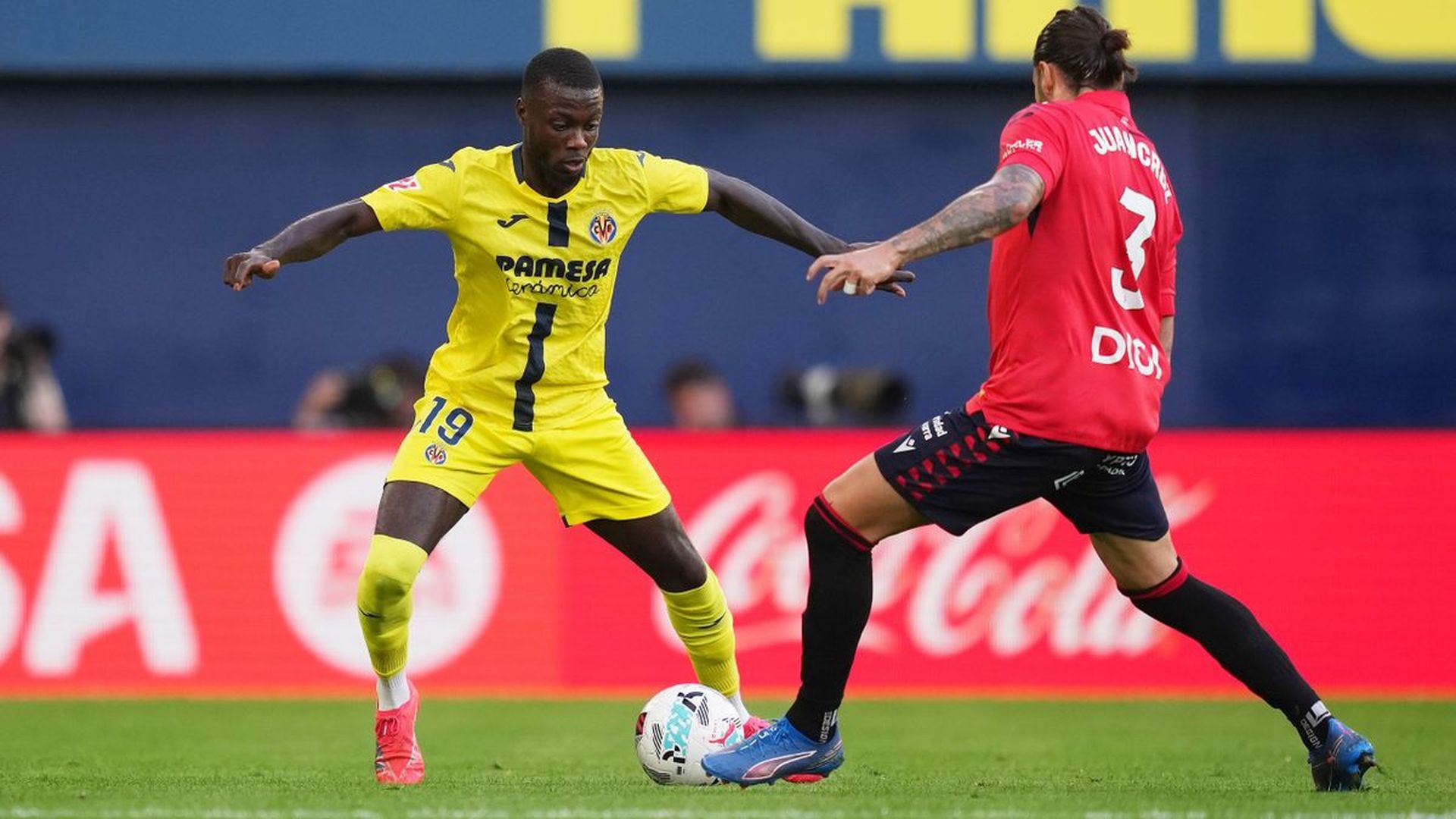 Pepe encara a Juan Cruz en el Villarreal-Osasuna Pepe encara a Juan Cruz en el Villarreal-Osasuna